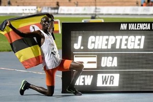 切普特蓋與計時牌合影。（圖源：AFP）