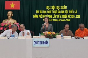 市各少數民族文學藝術協會主席劉金華（中）在會議上發言。