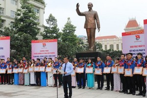 2020年第九次本市“年輕、優秀、親善的幹部、公務員、職工”表彰儀式。（圖源：蔡芳）