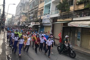 2020年“為窮人”基金籌款步行活動，有來自各職能機關與60個街區的越、華居民數百人參加。