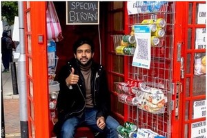 沙菲克租用電話亭創業。（圖源：互聯網）