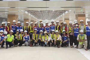 本市少數民族威信模範者代表團在參觀本市濱城-仙泉1號地鐵項目工程時合影留念。