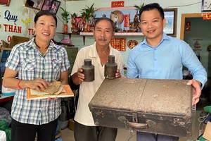 黃森煒夫婦（左一、二）把其先父母的遺物捐贈給陳列室。