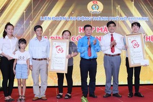 市勞動聯團副主席喬玉宇向模範三代工人家庭贈送字畫。（圖源：明奎）