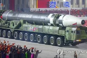 10月10日，朝鮮在勞動黨成立75週年閱兵式上公開新型洲際彈道導彈。（圖源：韓聯社）