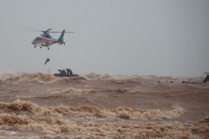 第四軍區緊急出動直升機，成功救起11名海上遇險的漁民。（圖源：阮煌）