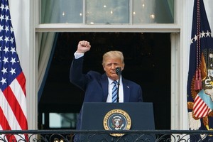 特朗普在白宮向支持者發表講話。（圖源：AFP）