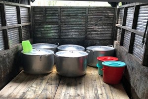 膳食供應單位使用不確保食品安全條件的卡車運送。