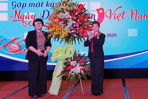 蘇慧蘭會長(右)接過第五郡人委會副主席張明嬌贈送的花籃。