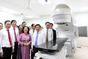 市領導參觀市腫瘤醫院第二分院現代設備。（圖源：TTO）