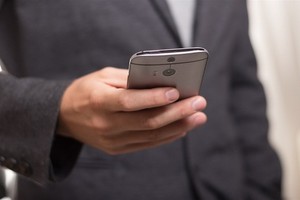 研究人員表示，新冠病毒能在玻璃(如手機屏)、不銹鋼等光滑表面上存活長達28天。（示意圖源：Pixabay）