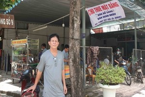 阮科站在自己已被大海公司出售給其他人的P區4號地皮上。