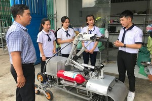 學生組及導師在檢查消防機械人。