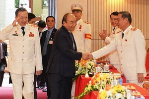 政府總理阮春福與代表交談。（圖源：輝煌）