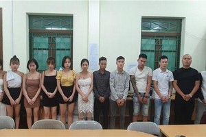 被拘留的12名吸毒男女青年。（圖源：維姜）