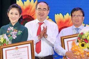 市委書記阮善仁向取得200天競賽運動出色成績的單位、個人頒發獎狀。