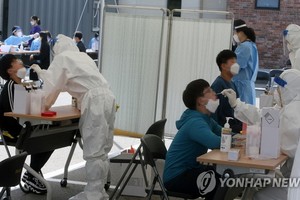 韓國江陵市一初中實施新冠檢測。（圖源：韓聯社）