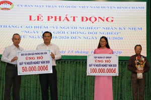 本報編輯部主任范興(左一)代表報社向平政縣“為窮人”基金轉贈善款。