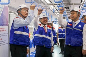 市領導出席接車儀式。（圖源：VNE）