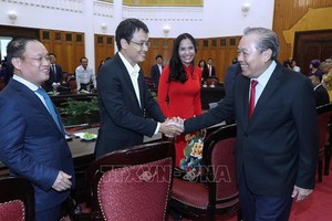 政府常務副總理張和平（右）同年輕企業家們親切握手、互致問候。（圖源：越通社）