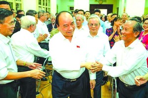 政府總理阮春福昨(13)日在海防市與白騰俱樂部會員的選民接觸。