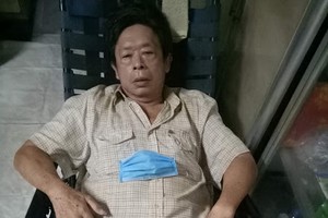 黃林左腳上石膏後不良於行。