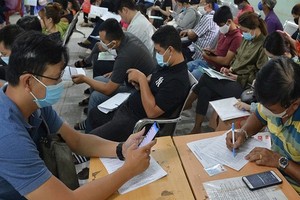 眾多失業者在社會保險機關等候辦理失業金領取手續。（圖源：互聯網）