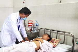 醫生給阿D進行手術後查體，目前阿D 體康穩定。（圖源：院方提供）