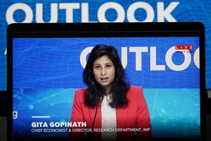 10月13日，在美國首都華盛頓，國際貨幣基金組織首席經濟學家吉塔·戈皮納特出席視頻新聞發佈會。（圖源：新華社）