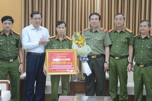 峴港市人委會主席黃德詩向該市公安廳專案小組予以表彰及頒獎。（圖源：VGP）