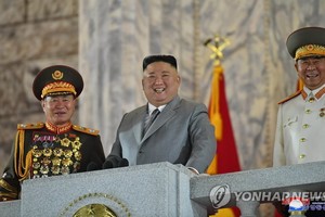 圖為出席閱兵式的朝鮮國務委員會委員長金正恩。（圖源：韓聯社）