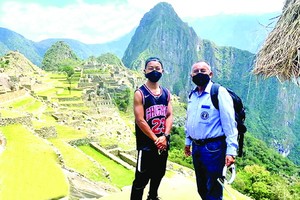 男子片山（左）遊覽馬丘比丘。（圖源：互聯網）