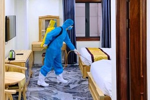 防疫工作人員在某酒店客房裡進行噴霧消毒。（圖源：田升）