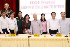 黨中央總書記、國家主席阮富仲同河內市國會代表團成員合照。（圖源：越通社）