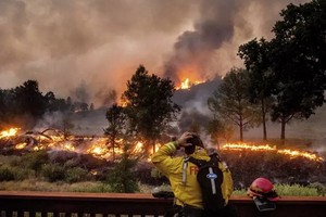 加州圓石溪山火燃燒熾烈，消防員望大火興嘆，束手無策。（圖源：AP）