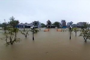 越南中部各省連日來遭暴雨襲擊，引發洪水災害。（圖源：Đ.T）