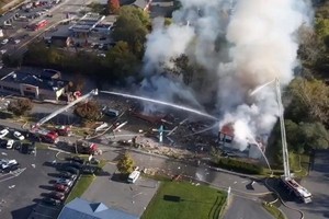 由現場圖片可見，爆炸現場冒出大量濃煙，附近一帶地面滿是瓦礫碎片。（圖源：視頻截圖）