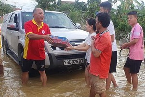 芽莊廣東會館救濟團在香芹村派發禮物。