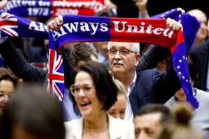 當地時間1月29日，歐洲議會批准“脫歐”協議。圖為投票結束後，在場議員高舉“永遠團結”旗幟。（圖源：互聯網）