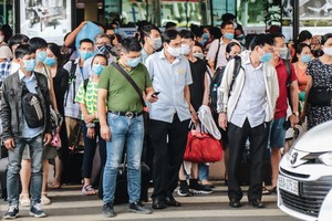 民眾在公共場所嚴格落實佩戴口罩規定。（圖源：明仁）