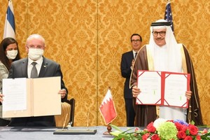 10月18日，在巴林麥納麥，以色列國家安全委員會負責人梅厄·本-沙巴特（前左）與巴林外交大臣扎耶尼（前右）等出席協議簽署儀式。（圖源：新華社）