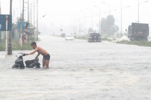 暴雨洪澇導致北-南1號國道途經河靖省路段交通癱瘓。（圖源：允和）