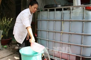 目前檳椥省州城縣州城鎮數百家民戶不敢食用受污染的自來水，只能用之於其他用途，如衣物洗滌、沐浴等。（圖源：越通社）