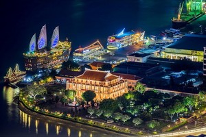 芽龍碼頭夜色一隅。