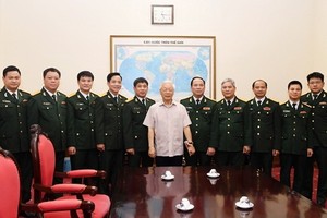 黨中央總書記、國家主席、中央軍委書記阮富仲（中）在黨中央辦公廳與《人民軍隊報》編委會成員合影。（圖源：人民軍隊報）