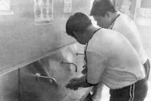 阮氏明開高中學校的腳踏式洗手水龍頭。