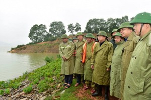 政府副總理鄭廷勇（中）親往視察畫木湖狀況。（圖源：美霞）