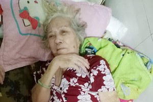 李梅妹臥床不起，四肢開始彎曲，動彈不得。