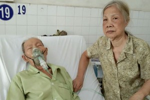 楊達病倒，妻子何麗卿在醫院守候。