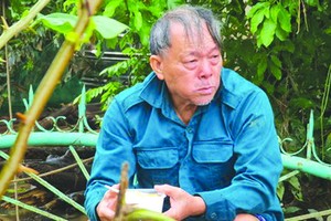 吃上熱飯的長者忍不住落淚。（圖源：互聯網）